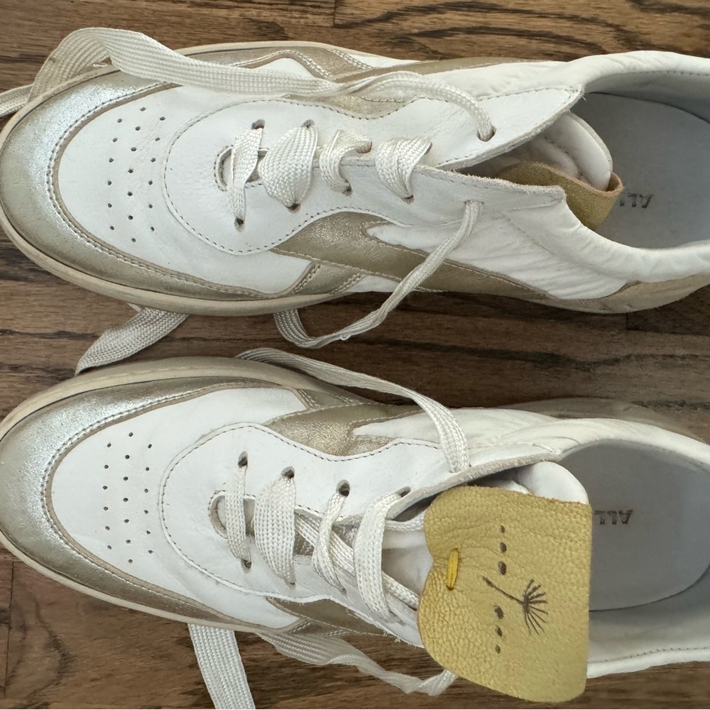 Stylish white sneakers with metallic accents. Comfortable and trendy! Eur sz 40